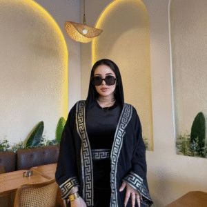 عباية خروج مودرن بتصميم يوناني مذهب لإطلالة فخمة في المناسبات والعيد