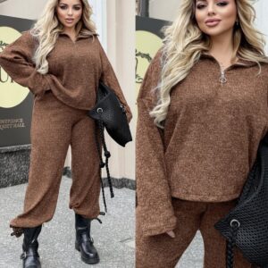 طقم خروج حريمي شتوي لون بني شوكولاتة، مكون من بلوزة أوفر سايز بسحاب وبنطلون واسع، تصميم عصري مريح لعام 2026.
