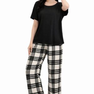 بيجامة حريمي أنيقة مكونة من 3 قطع (توب + بنطلون + روب) بتصميم قلوب جذاب وخامة ناعمة مريحة، مناسبة للنوم والبيت بإطلالة أنثوية راقية.