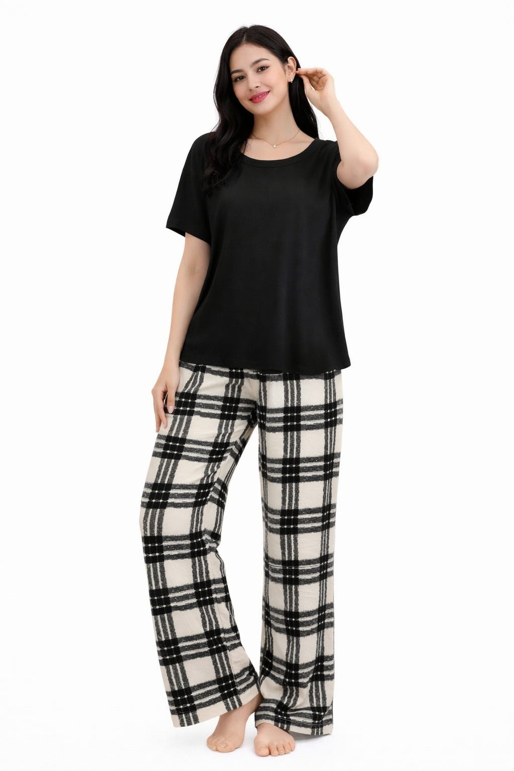 بيجامة حريمي أنيقة مكونة من 3 قطع (توب + بنطلون + روب) بتصميم قلوب جذاب وخامة ناعمة مريحة، مناسبة للنوم والبيت بإطلالة أنثوية راقية.