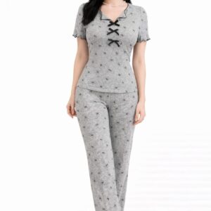 بيجامة حريمي قطن ليكرا – طقم بيتي رمادي بتصميم فيونكات